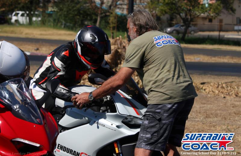 Superbike-Coach Can Akkaya with a student
