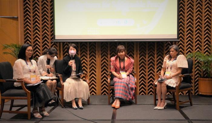 A panel discussion is taking place at the Women's Session of the '1st Philippines National Peace Conference'.