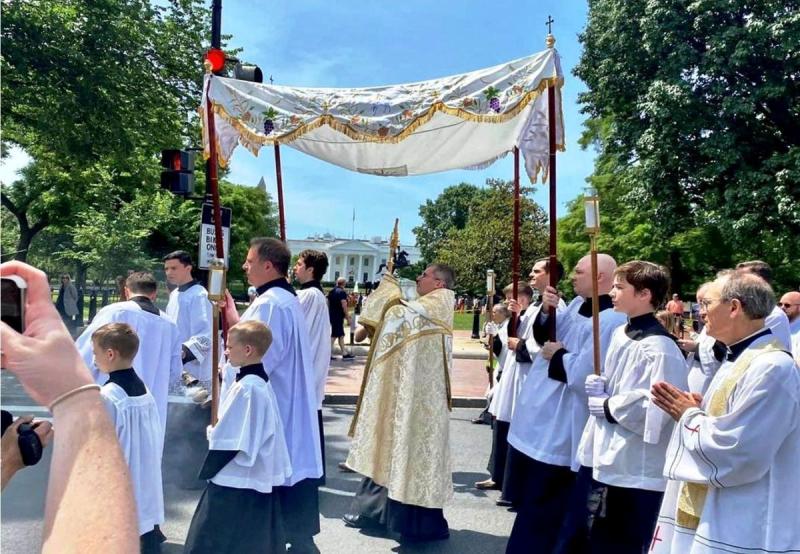 At the Nations' Capital, a "Grand" Eucharistic Procession of 700