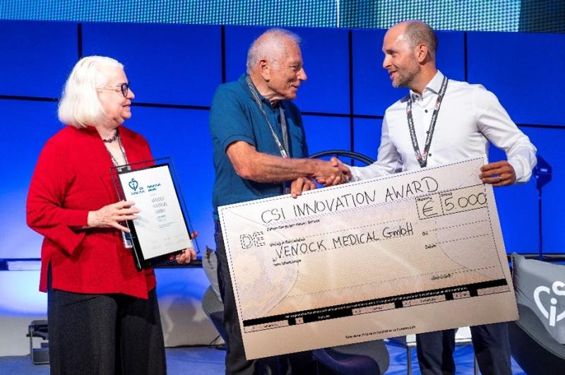 Photo (Venock): Kathleen Marshall and Yuval Binur award the innovation prize to Terry Barnes, CEO Venock (right)
