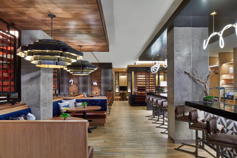 Renaissance Hotel Nashville Executive Club Lounge dining and working space