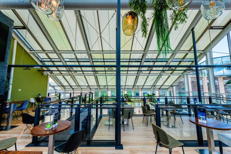The Dutch restaurant Villa Tapas, made entirely of glass, received an expansive shading system from manufacturer markilux.