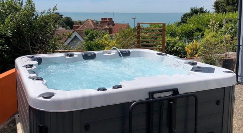 Hot Tub Use Offers Similar Benefits to Exercise, Research Shows