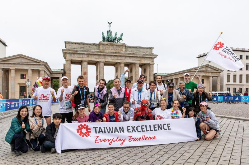 Taiwan Excellence enabled a group of 27 amateur runners from Taiwan and Europe to run the BMW Berlin Marathon