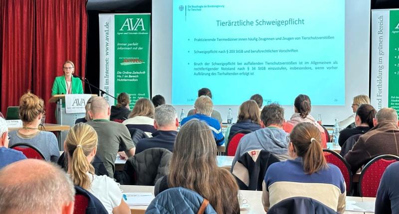 The Federal Animal Welfare Commissioner talks to cattle veterinarians at the AVA conference (© Agrar- und Veterinär-Akademie (AVA))