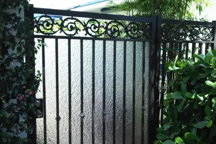 Proper fence installation is essential for several reasons. First and foremost, it ensures the structural integrity and stability of the fence. A well-installed fence is less likely to suffer from issues such as leaning, sagging, or collapsing, which can