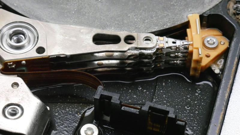 Hard disk after flooding: Heavy contamination with water and particles (© 030 Datenrettung Berlin GmbH)