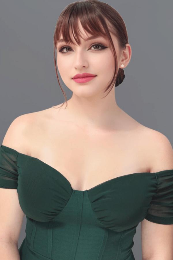 Carlie Jayne, reigning Miss Teen California Petite 2024, will head to Chicago in August to compete for the Teen Petite USA title.