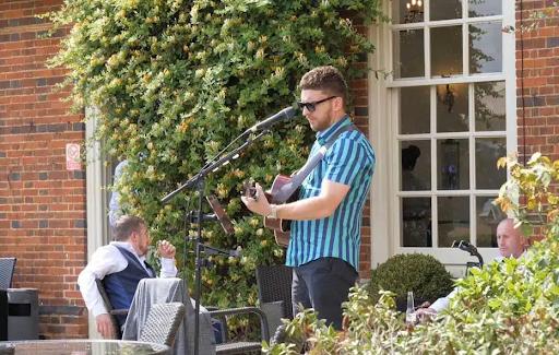 Tom Ryder causes a stir with his completely acoustic performances