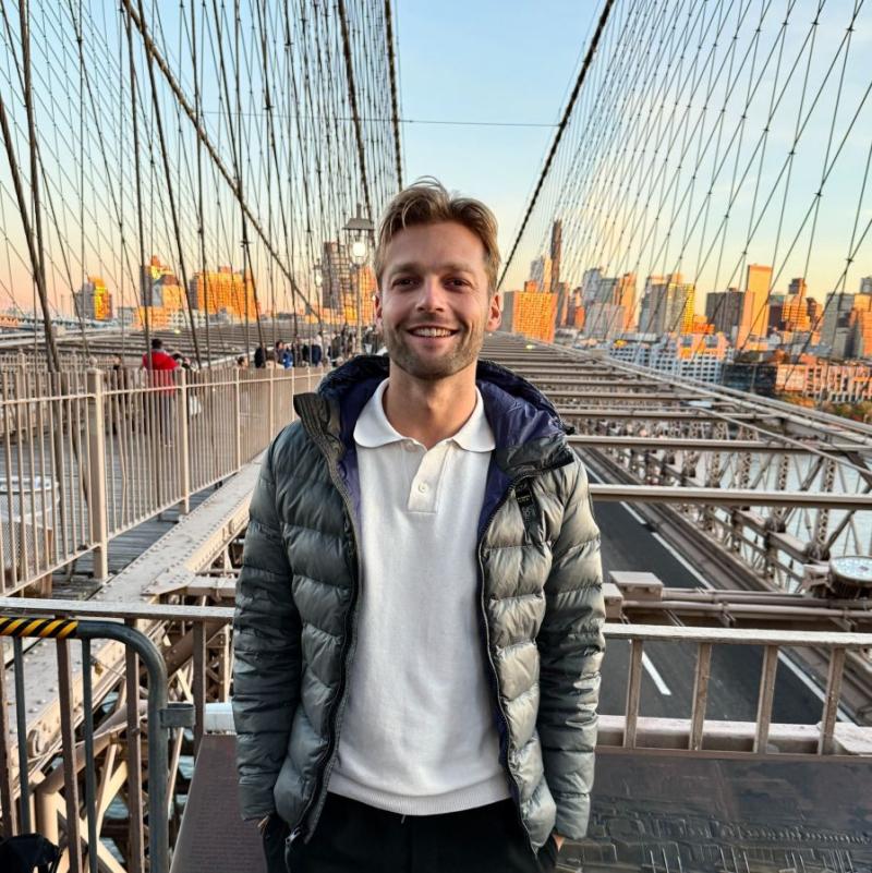 Between meetings and emails: Tom Thiel at sunset on the Brooklyn Bridge in New York City. (© Private)