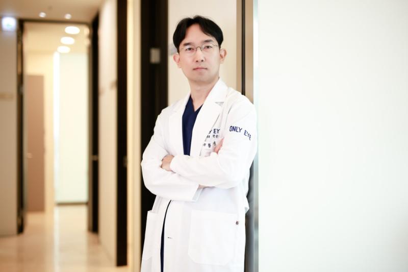 Plastic Surgeon Dr. Jin Hwang Gains Global Recognition with Two Innovative SCI Articles on Eyelid Surgery