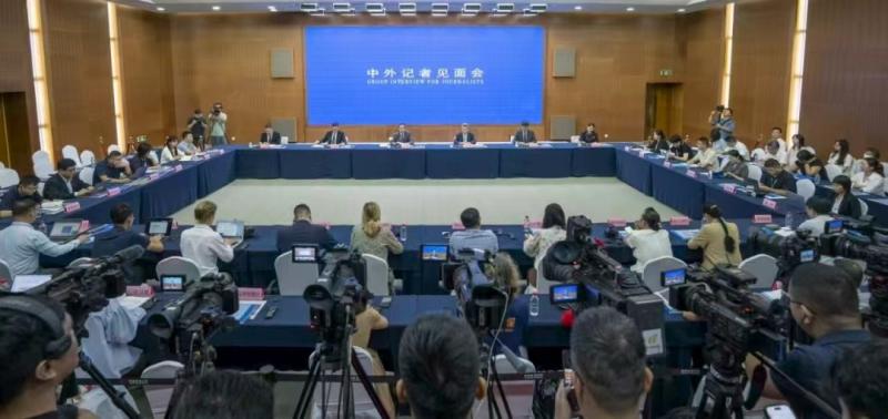 Group Interview for Journalists Held in Haikou