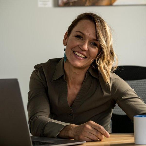 Near-Death Mountain Accident Survivor Launches Year-Long Coaching Experience to Help Adults Conquer Fear and Live Authentically