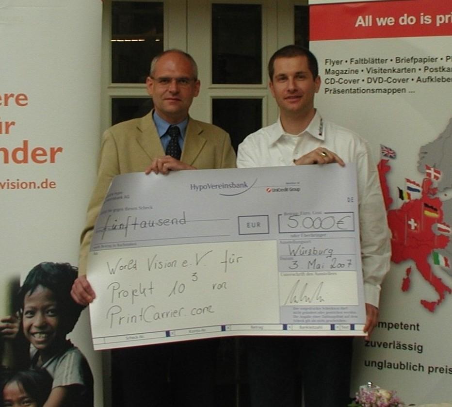 Print Carrier.com, handed over € 5,000 to World Vision e.V.