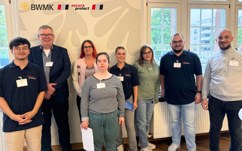 Participants from secura protect and the BWMK at the shift change day in Hanau. ( (C) secura protect Holding GmbH)