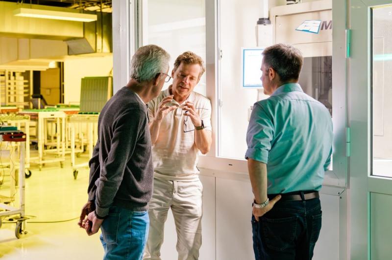 Managing Director Andreas Br?ggen in conversation in front of a new MDI machine at Precoplat ( (C) Fredda Weiler / Precoplat)