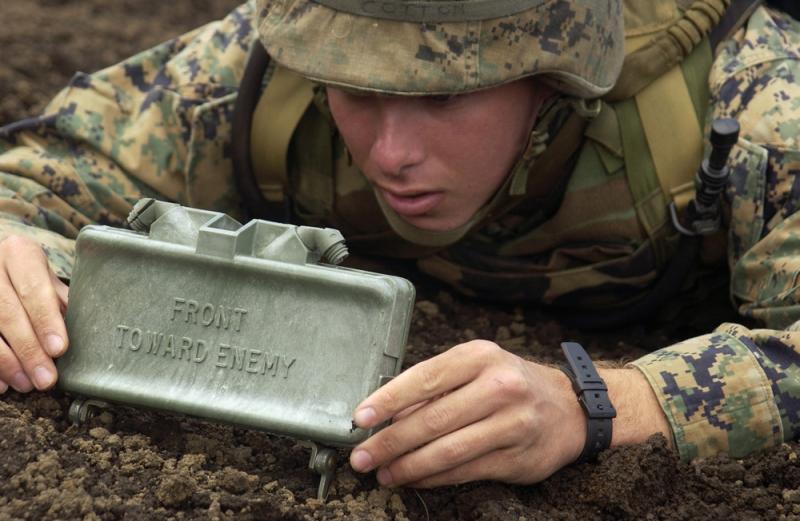Dale Dye Reveals How the M18A1 Claymore Mine Reshaped the Modern Battlefield