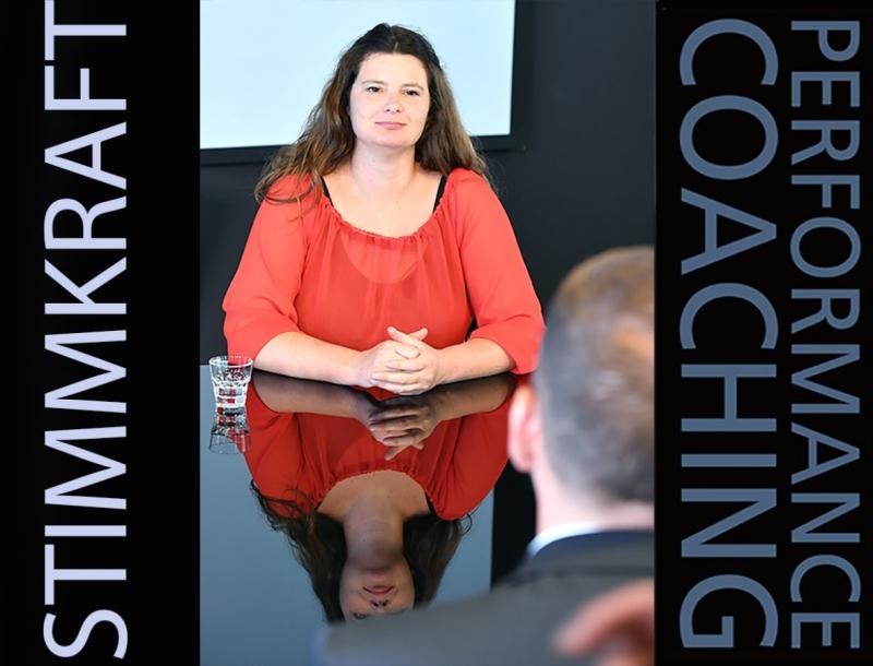 Voice strengthens leadership: making presence audible. ( (C) WAHLUNIVERSUM (R) / Jessica Wahl )