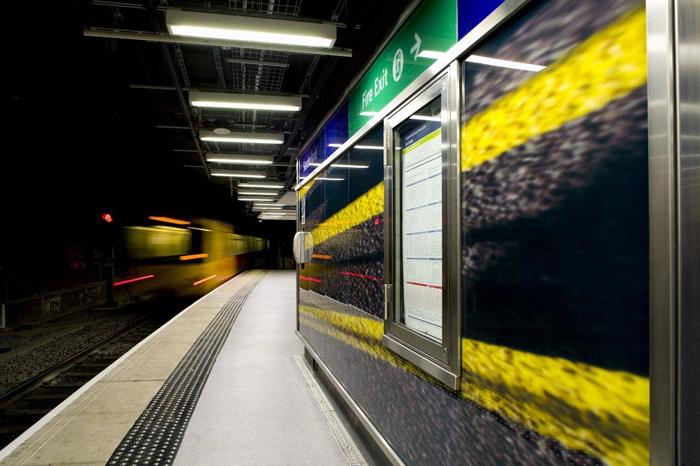 For the facade of a train platform a combination of 4mm and 6 mm of stained and mono-colour panes were used