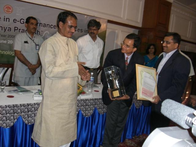 Mr. Mittal and Mr. Agrawal of Impetus receiving the award from Mr. Shivraj Singh Chauhan, Chief Minister, Madhya Pradesh