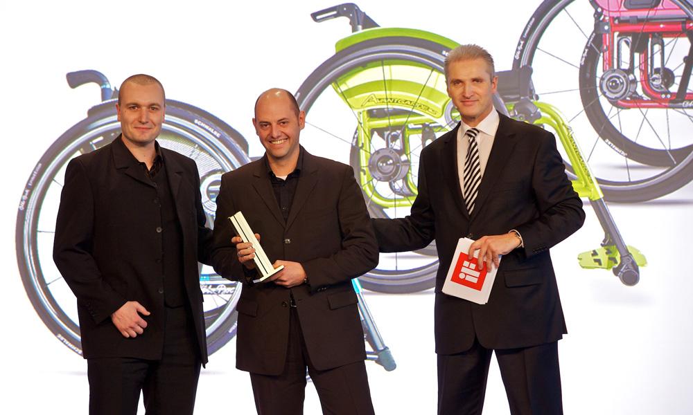 The iF product design award in gold was accepted by Designer Oliver Kretschmer and Product Manager Helge Maday.