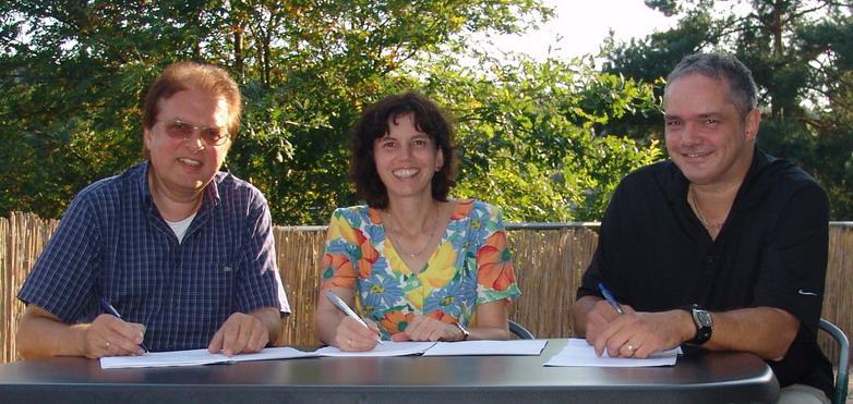 from left: Rainer Grunert, Yvonne Espenschied, Thomas Steffen signing the contract