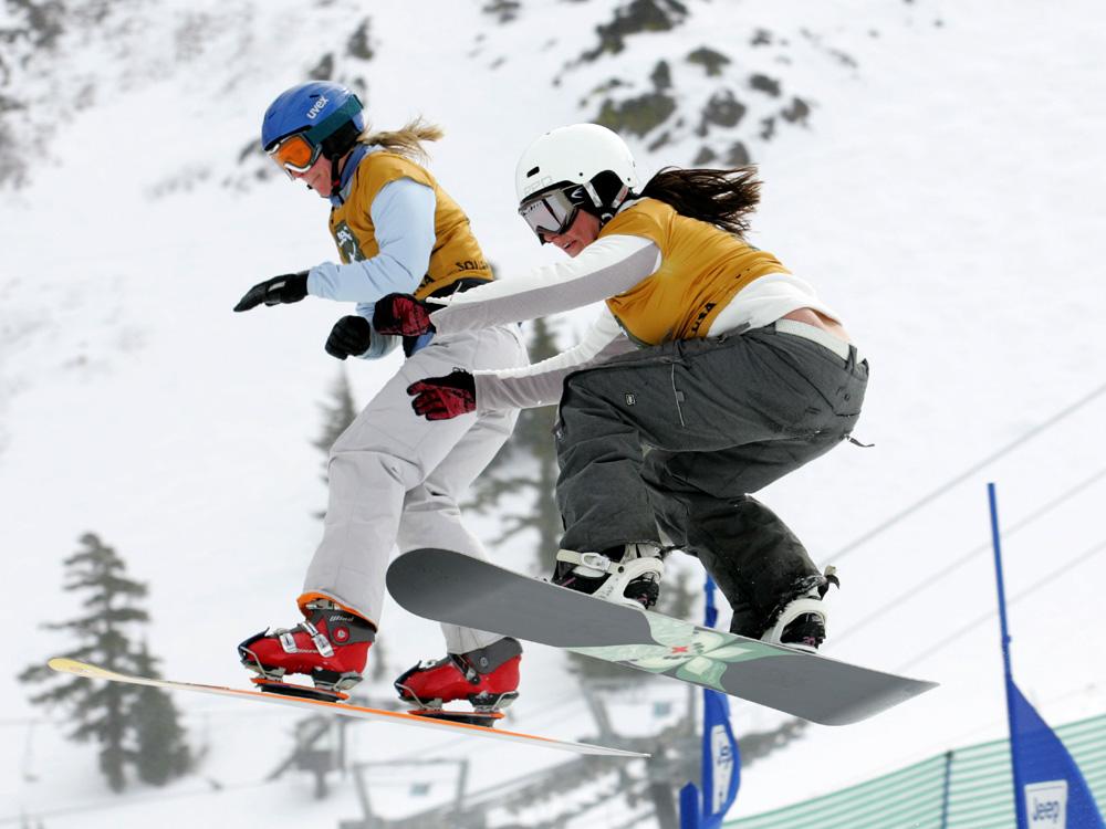 Racy action: The snowboard-pros Joanie Anderson and Ursula Smith on the typical 'y-course' during the 'Jeep King of the Mountain'.